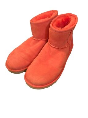 Like New UGG Classic Mini II Short Boots in Bright Pink Coral Size 8 Women’s